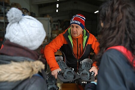 Marco, un volontario della Pro Loco, intrattiene i partecipati e spiega loro l'utilizzo delle ciaspole lungo il percorso
